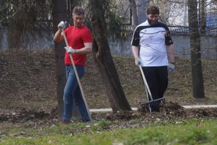 Мэр Екатеринбурга и бывший руководитель фонда \"город без наркотиков\" Евгений Ройзман во время общегородского субботника, прибирает территорию в дендрологическом парке. Екатеринбург