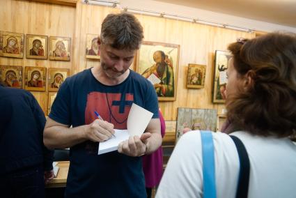 мэр Екатеринбурга и бывший руководитель фонда \"город без наркотиков\" Евгений Ройзман подписывает свою книгу, во время акции \"ночь музеев\" в музее Невьянской иконы. Екатеринбург