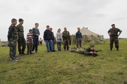 Тульская область. Занятия в военно-патриотическом лагере `Куликово-поле`. Обучение работе с оружием.