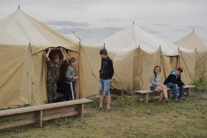 Тульская область. Занятия в военно-патриотическом лагере `Куликово-поле`. Дети в палаточном лагере.