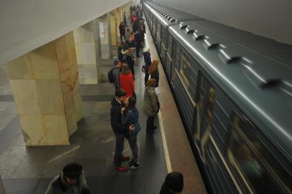 Москва. Поезд подъезжает на станцию метро.