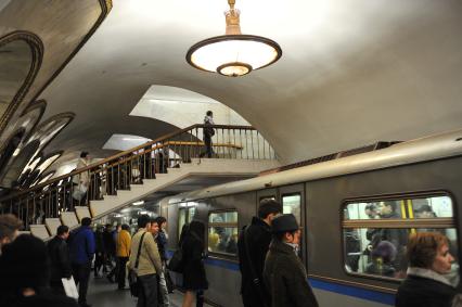 Москва. Поезд подъезжает на станцию метро.