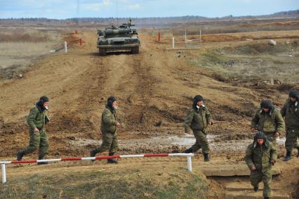 Наро-Фоминск. 4-я гвардейская танковая Кантемировская дивизия. Танк Т-80У во время учений.