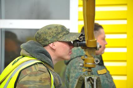 Наро-Фоминск. 4-я гвардейская танковая Кантемировская дивизия. Военнослужащие наблюдают за ходом учений.