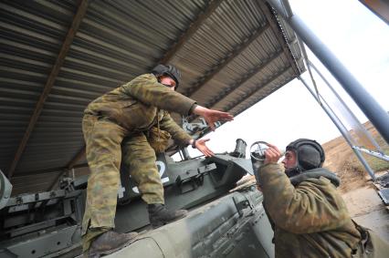 Наро-Фоминск. 4-я гвардейская танковая Кантемировская дивизия. Военнослужащие заряжают ракетами танк Т-80У перед началом учений.