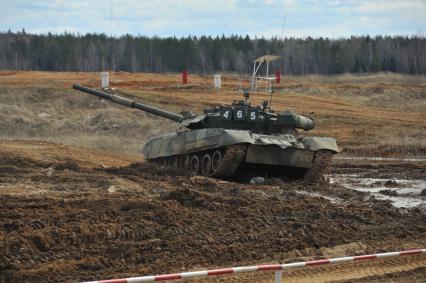 Наро-Фоминск. 4-я гвардейская танковая Кантемировская дивизия. Танк Т-80У во время учений.