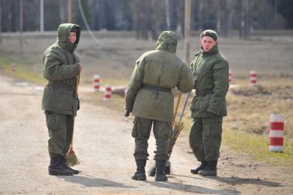 Наро-Фоминск. 4-я гвардейская танковая Кантемировская дивизия. Военнослужащие подметают территорию воинской части.