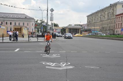 Москва. Корреспондент `Комсомольской правды` Олег Адамович тестирует первую выделенную велополосу на Бульварном кольце.