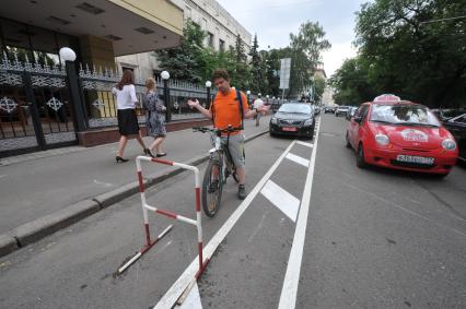 Москва. Корреспондент `Комсомольской правды` Олег Адамович тестирует первую выделенную велополосу на Бульварном кольце.