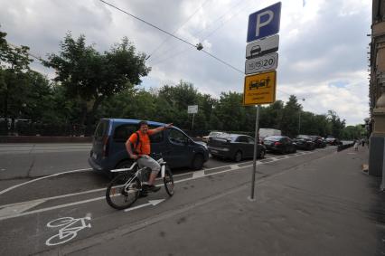 Москва. Корреспондент `Комсомольской правды` Олег Адамович тестирует первую выделенную велополосу на Бульварном кольце.