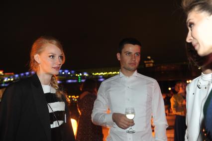 Москва. Актриса Светлана Ходченкова во время вечеринки, посвященной церемонии открытия 37-го Московского международного кинофестиваля, в Нескучном саду.