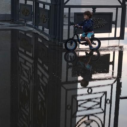 Москва. Мальчик катается на велосипеде.
