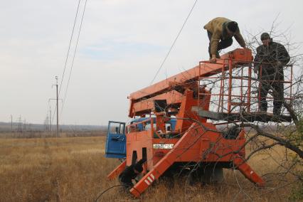 Украина. Луганская область. п.Новосветловка. Рабочие протягивают электрические кабели.