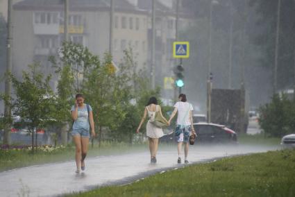 Люди во время ливня. Екатеринбург