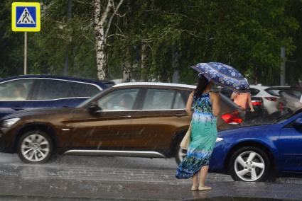 Девушка под зонтом во время ливня. Екатеринбург