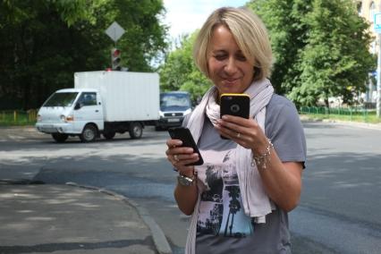 Москва. Девушка с телефонами в руках.