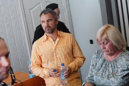 Фотограф Дмитрий Лошагин (в желтой рубашке) обвиняемый в убийстве жены-модели Юлии Прокопьевой-Лошагиной, во время вынесения ему приговора (10 лет строгого режима). Октябрьский суд. Екатеринбург