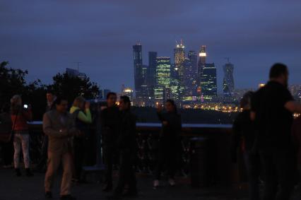 Москва. Вид со смотровой площадки на Воробьевых горах на здания Московского международного делового центра (ММДЦ) `Москва-Сити`.