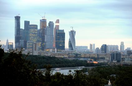 Москва. Вид со смотровой площадки на здания Московского международного делового центра (ММДЦ) `Москва-Сити`.