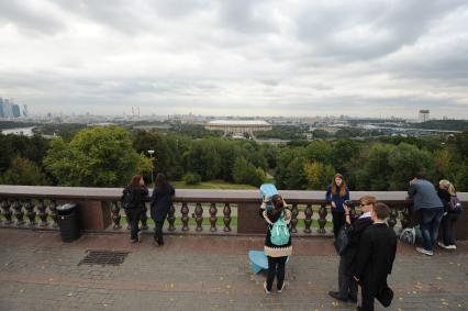 Москва. Вид со смотровой площадки на СК `Лужники`.