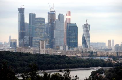 Москва. Вид со смотровой площадки на здания Московского международного делового центра (ММДЦ) `Москва-Сити`.