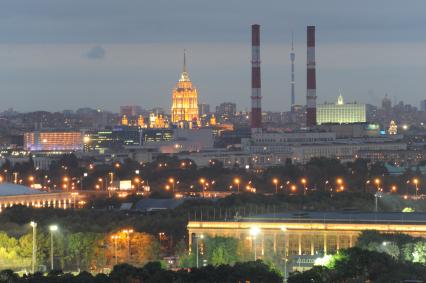 Москва. Вид со смотровой площадки на гостиницу `Radisson Royal Moscow `, ТЭЦ-12 Мосэнерго и Останкинскую башню.