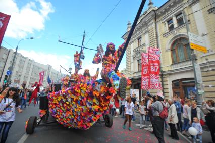 Празднование Дня города в Москве. Карнавальное шествие.