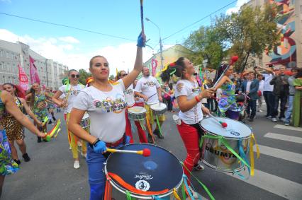 Празднование Дня города в Москве. Карнавальное шествие.