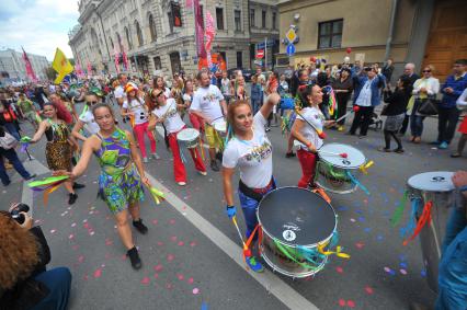 Празднование Дня города в Москве. Карнавальное шествие.