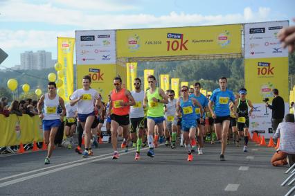 Москва. Забег `Grom10k`, проводимый при поддержке Центра физкультуры и спорта г. Москвы в Крылатском.