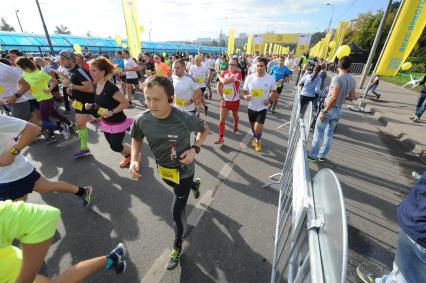 Москва. Забег `Grom10k`, проводимый при поддержке Центра физкультуры и спорта г. Москвы в Крылатском.