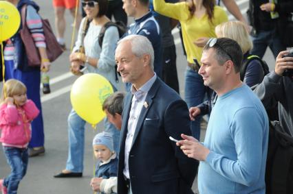 Москва. Председатель комиссии Мосгордумы по культуре и массовым коммуникациям, режиссер Евгений Герасимов наблюдает на участниками забега `Grom10k`, проводимого при поддержке Центра физкультуры и спорта г. Москвы в Крылатском.