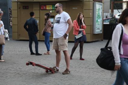 Москва. Мужчина со скейтбордом.