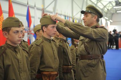 Московская область. п.Кубинка. Участники в военной форме прошлых лет на Международном военно-техническом форуме `Армия-2015` в парке `Патриот`.