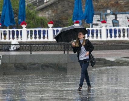 Девушка с зонтом под дождем. Екатеринбург