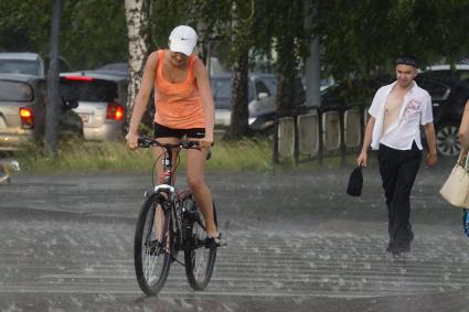 Девушка на велосипеде во время ливня. Екатеринбург