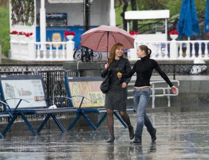 Девушки под дождем. Екатеринбург