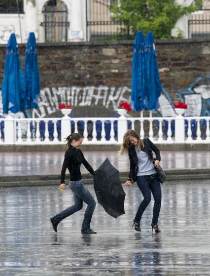 Девушки играют под дождем. Екатеринбург