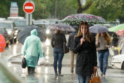 Девушка под зонтом во время дождя. Екатеринбург