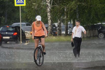 Девушка на велосипеде во время ливня. Екатеринбург