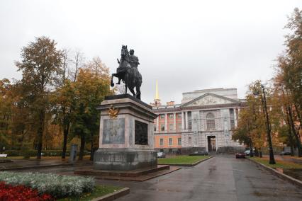 Санкт-Петербург. Памятник Петру I  перед Михайловским  замком.