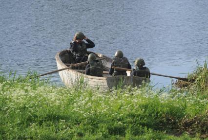 Московская область. п.Кубинка. Военнослужащие на лодке во время демонстрационной программы Международного военно-технического форума `Армия-2015`.