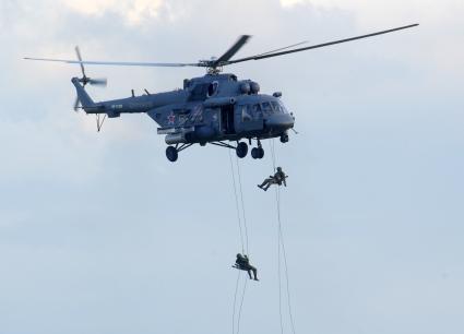 Московская область. п.Кубинка. Военнослужащие десантируются с вертолета Ми-8АМТШ во время демонстрационной программы Международного военно-технического форума `Армия-2015`.