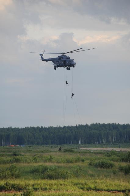 Московская область. п.Кубинка. Военнослужащие десантируются с вертолета Ми-8АМТШ во время демонстрационной программы Международного военно-технического форума `Армия-2015`.