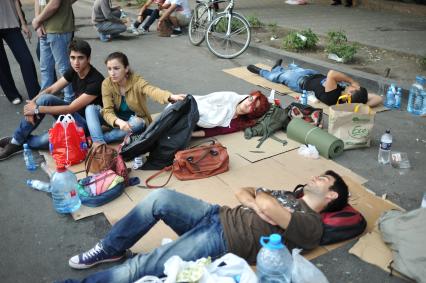 Армения, Ереван. Люди отдыхают после ночной акции протеста против повышения тарифов на электричество.
