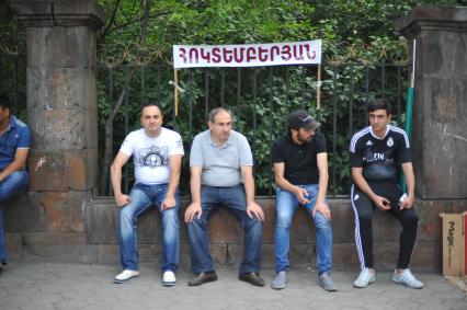 Армения, Ереван. Участники акции протеста против повышения тарифов на электричество.