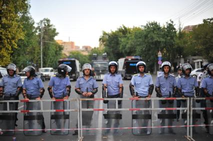Армения, Ереван. Полицейское оцепление на акции протеста против повышения тарифов на электричество.