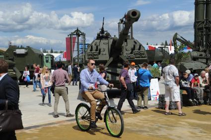 Московская область. п.Кубинка. Самоходная артиллерийская установка (САУ) `МСТА-С` на Международном военно-техническом форуме `Армия-2015` в парке `Патриот`.