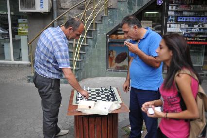 Армения, Ереван. Мужчины играют в шахматы на улице.