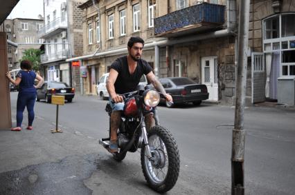 Армения, Ереван. Мужчина едет на мотоцикле.